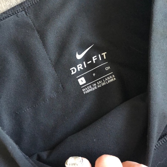 SOLD Nike High Rise 7/8 Legging - Picture 4 of 7